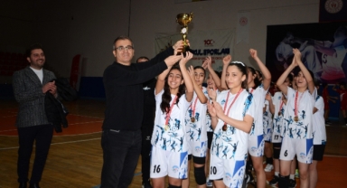 KIZ HENTBOL TAKIMI, KAYSERİ İL BİRİNCİSİ OLDU