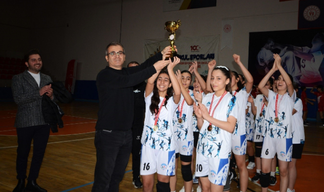 KIZ HENTBOL TAKIMI, KAYSERİ İL BİRİNCİSİ OLDU