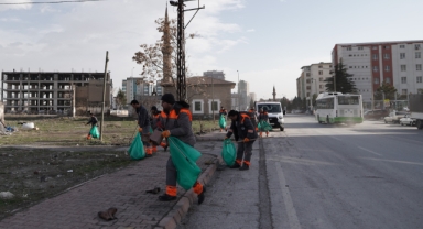 MELİKGAZİ'DE ŞİDDETLİ RÜZGARIN ETKİLERİ TEMİZLENDİ