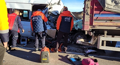 ÖĞRENCİ SERVİSİ TIRA ÇARPTI: 1 ÖLÜ, 7 YARALI