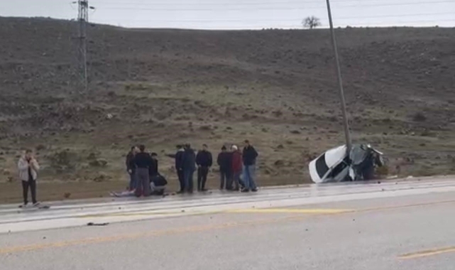 OTOMOBİL İKİYE KATLANDI