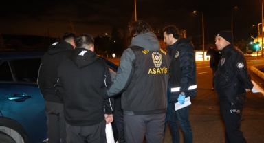 SAHTE ALTIN İLE 15 KİŞİYİ DOLANDIRMIŞLAR: 2 GÖZALTI