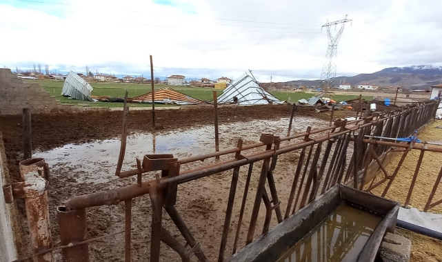 ŞİDDETLİ RÜZGAR AHIRIN ÇATISINI UÇURDU