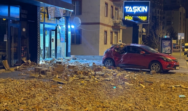 ŞİDDETLİ RÜZGAR BİNANIN DUVARINI UÇURDU