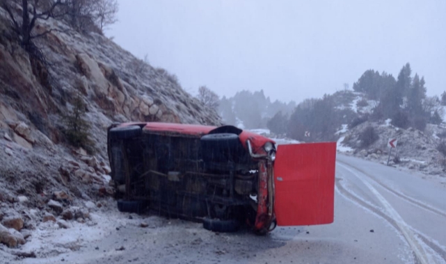 ŞİDDETLİ RÜZGAR OTOMOBİLİ YAN YATIRDI