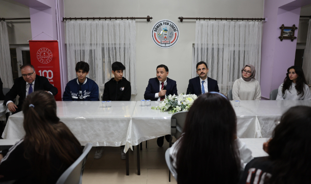 VALİ ÇİÇEK, ÖĞRENCİLERLE İFTAR YAPTI