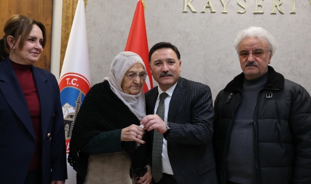 VALİ ÇİÇEK'TEN AFETZEDE AİLELERE ANAHTAR TESLİMİ