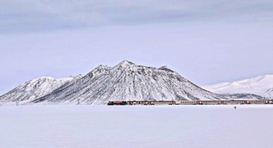 VAN GÖLÜ EKSPRESİ’NİN KİRKOR DAĞI ETEKLERİNDEKİ MANZARASI HAYRAN BIRAKTI