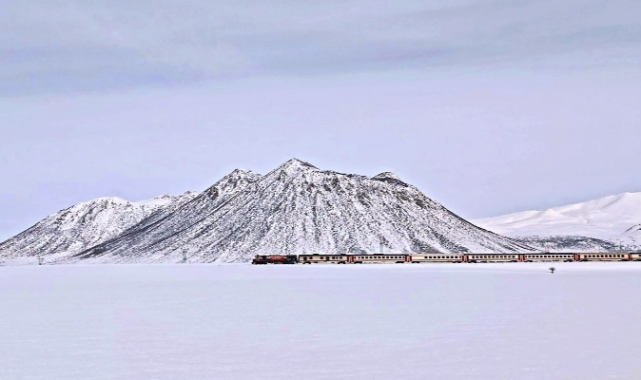 VAN GÖLÜ EKSPRESİ’NİN KİRKOR DAĞI ETEKLERİNDEKİ MANZARASI HAYRAN BIRAKTI