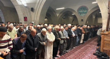 VATANDAŞLAR BERAT KANDİLİNDE ELLERİNİ SEMAYA AÇTI