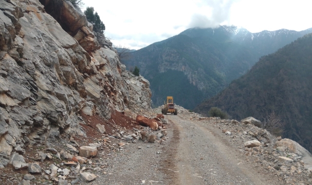 YAHYALI'DA SEL VE HEYELAN SONUCU KAPANAN YOLLAR AÇILDI