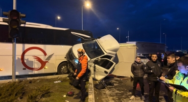 YOLCU OTOBÜSÜ İLE KAMYONET ÇARPIŞTI
