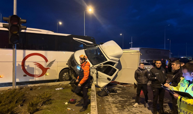 YOLCU OTOBÜSÜ İLE KAMYONET ÇARPIŞTI