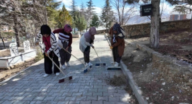 BAYRAM ÖNCESİ MEZARLIKLARDA TEMİZLİK ÇALIŞMASI