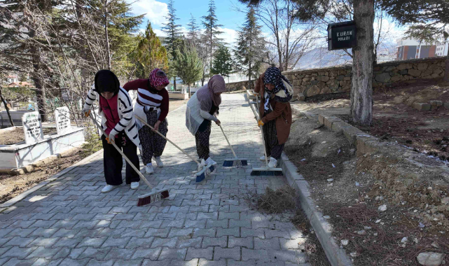 BAYRAM ÖNCESİ MEZARLIKLARDA TEMİZLİK ÇALIŞMASI