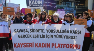 KAYSERİ'DE KADINLAR, HAKLARI İÇİN YÜRÜDÜ