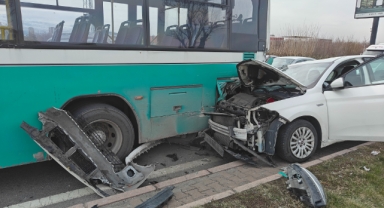 OTOMOBİL HALK OTOBÜSÜNE ÇARPTI 