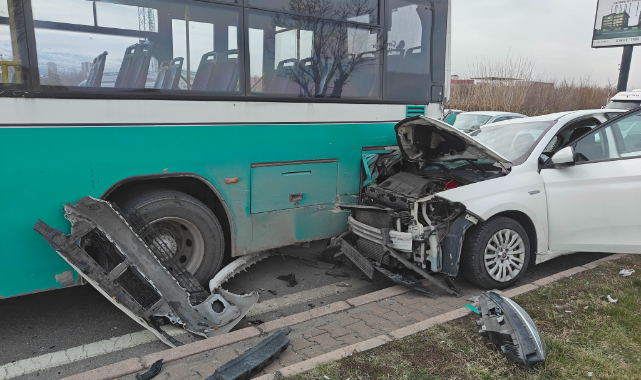 OTOMOBİL HALK OTOBÜSÜNE ÇARPTI 