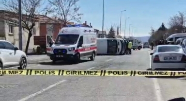 OTOMOBİLLE ÇARPIŞAN ÖĞRENCİ SERVİSİ YAN YATTI