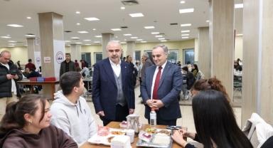 REKTÖR ÖĞRENCİLERLE BİRARADA