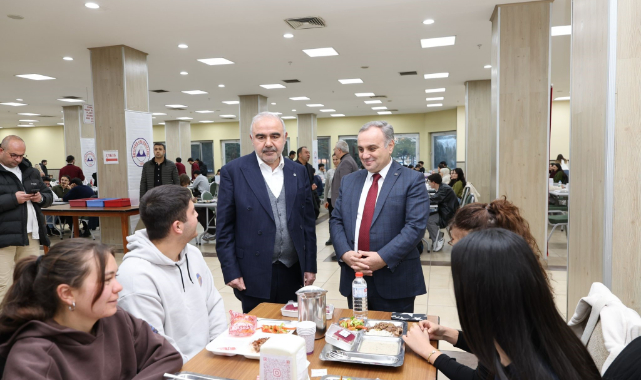 REKTÖR ÖĞRENCİLERLE BİRARADA