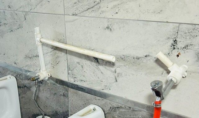 TOMARZA'DA TUVALETLERE ZARAR VERDİLER