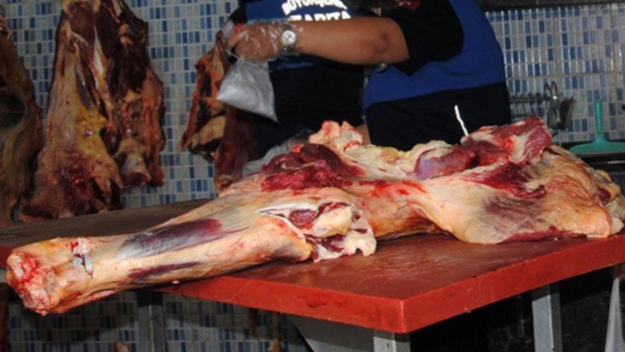 BOZULMUŞ ETLERİ PİYASAYA SÜREN 30 ŞÜPHELİ GÖZALTINA ALINDI