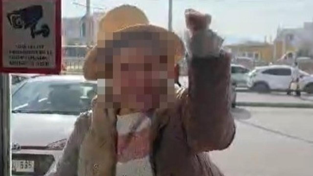 FARK ÜCRETİ VERMEK İSTEMEYEN KADIN ECZANEYE TAŞLA SALDIRDI