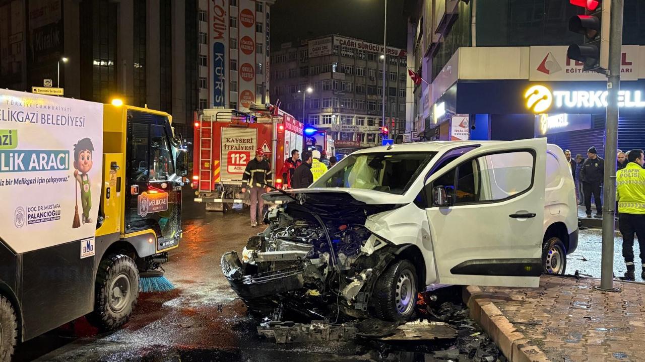 HAFİF TİCARİ ARAÇ İLE OTOMOBİL ÇARPIŞTI: 2 YARALI