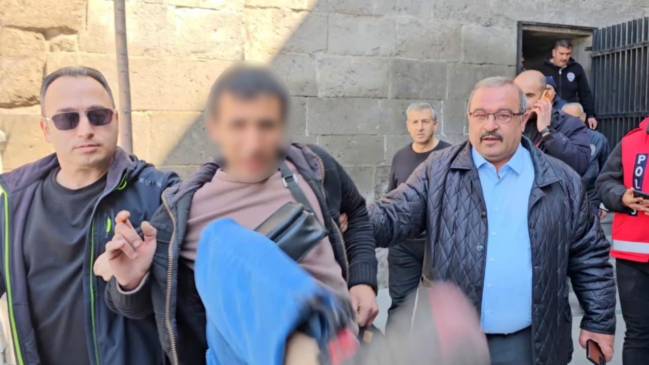 İNTİHARDAN VAZGEÇTİ, GAZETECİYE SALDIRDI