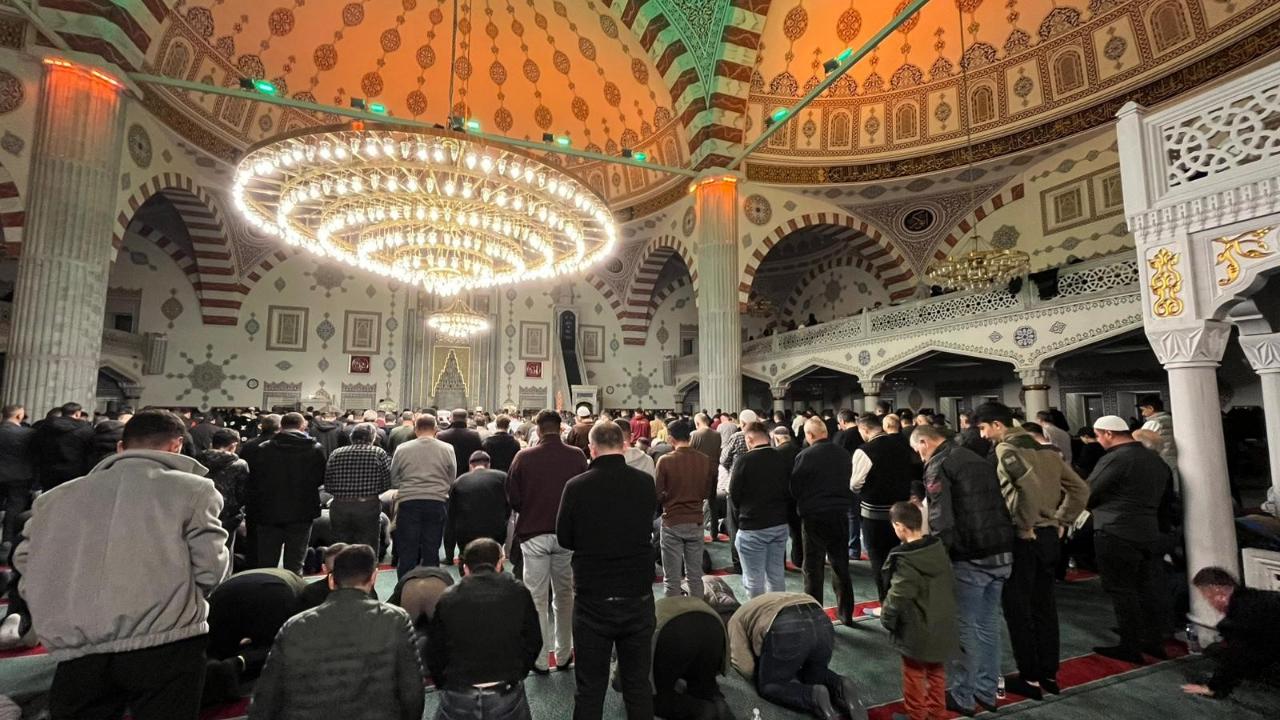 KADİR GECESİ'NDE CAMİLER DOLDU