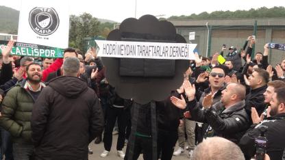 KOCAELİSPOR TARAFTARLARI, TFF ÖNÜNE SİYAH ÇELENK BIRAKTI
