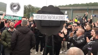 KOCAELİSPOR TARAFTARLARI, TFF ÖNÜNE SİYAH ÇELENK BIRAKTI