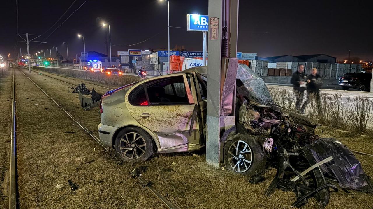 OTOMOBİL KAĞIT GİBİ BÜKÜLDÜ