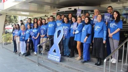 MAVİ TİŞÖRTLERLE DİKKAT ÇEKTİLER