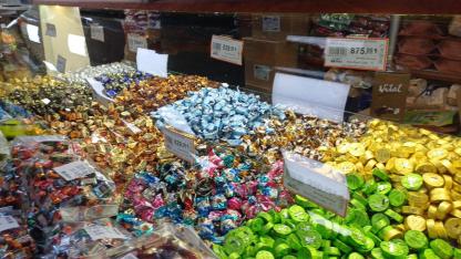 BAYRAMLIK ÇİKOLATA VE ŞEKERLER TEZGAHLARDA