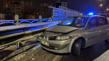 ALKOLLÜ SÜRÜCÜ BARİYERLERE GİRDİ