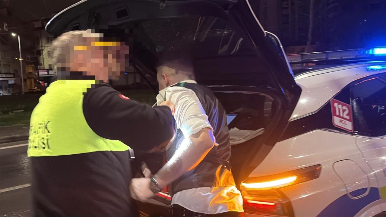 ALKOLLÜ SÜRÜCÜ EKİPLERE ÖNCE ‘TEŞEKKÜR’ ETTİ, SONRA ZORLUK ÇIKARDI