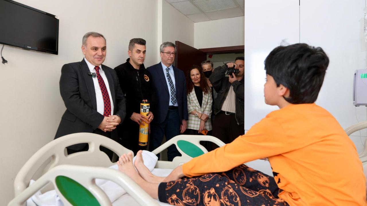 ALTUN’DAN TEDAVİ GÖREN ÇOCUKLARA 23 NİSAN ZİYARETİ