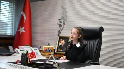 BAŞKANLIK KOLTUĞUNA MİNİK ZEYNEP OTURDU