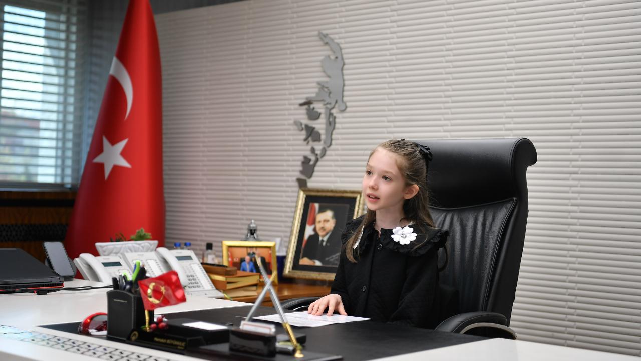 BÜYÜKŞEHİR’DE BAŞKANLIK KOLTUĞUNA MİNİK ZEYNEP OTURDU