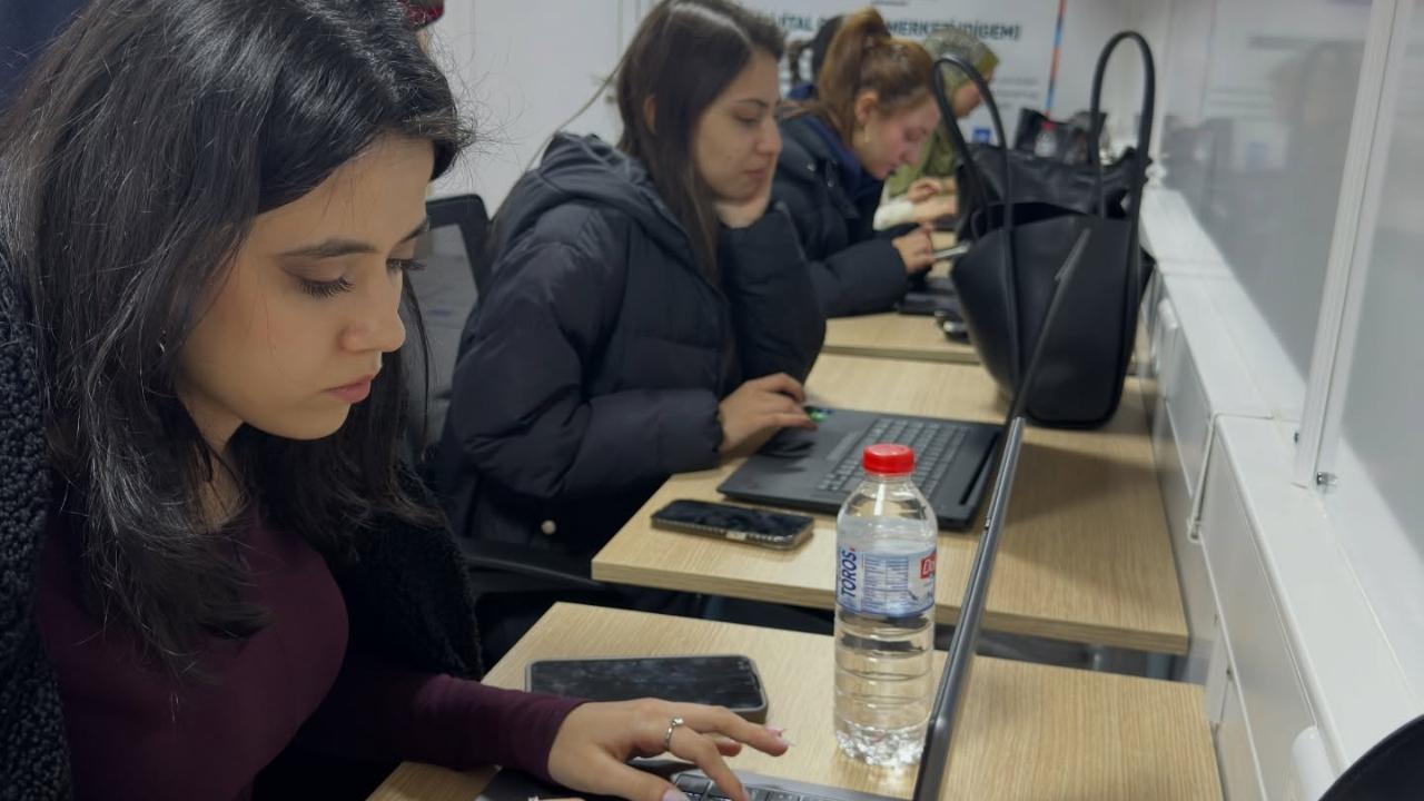 BÜYÜKŞEHİR’İN ‘MOBİL DİJİTAL MERKEZİ’ GENÇLERİ GELECEĞE TAŞIYOR