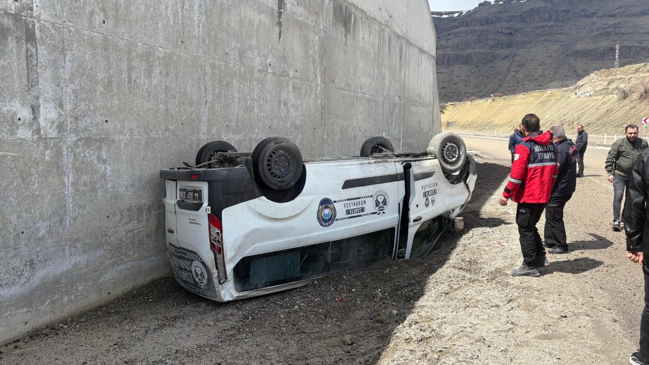 KONTROLDEN ÇIKAN HAFİF TİCARİ ARAÇ DEVRİLDİ: 1 YARALI