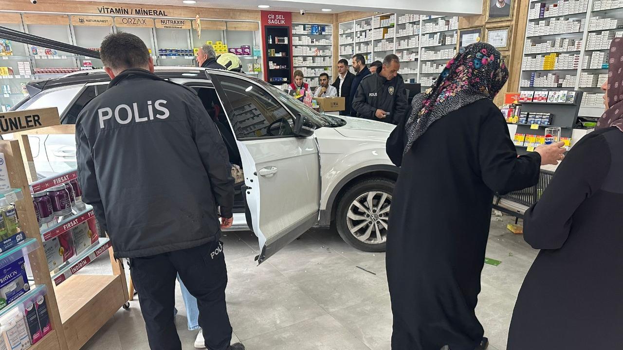 KONTROLDEN ÇIKAN OTOMOBİL ECZANEYE DALDI: 1 YARALI