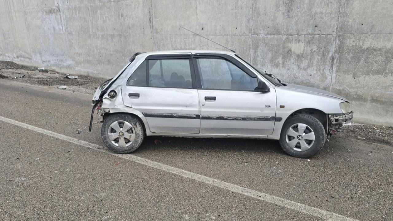 KONTROLDEN ÇIKAN OTOMOBİL İSTİNAT DUVARINA ÇARPTI: 1 YARALI