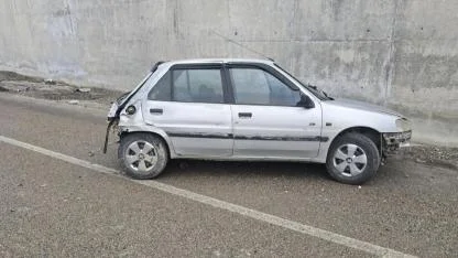 KONTROLDEN ÇIKAN OTOMOBİL İSTİNAT DUVARINA ÇARPTI: 1 YARALI