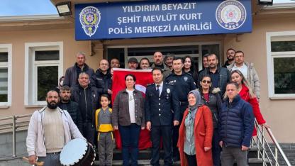 MAHALLE SAKİNLERİNDEN POLİSLERE SÜRPRİZ KUTLAMA