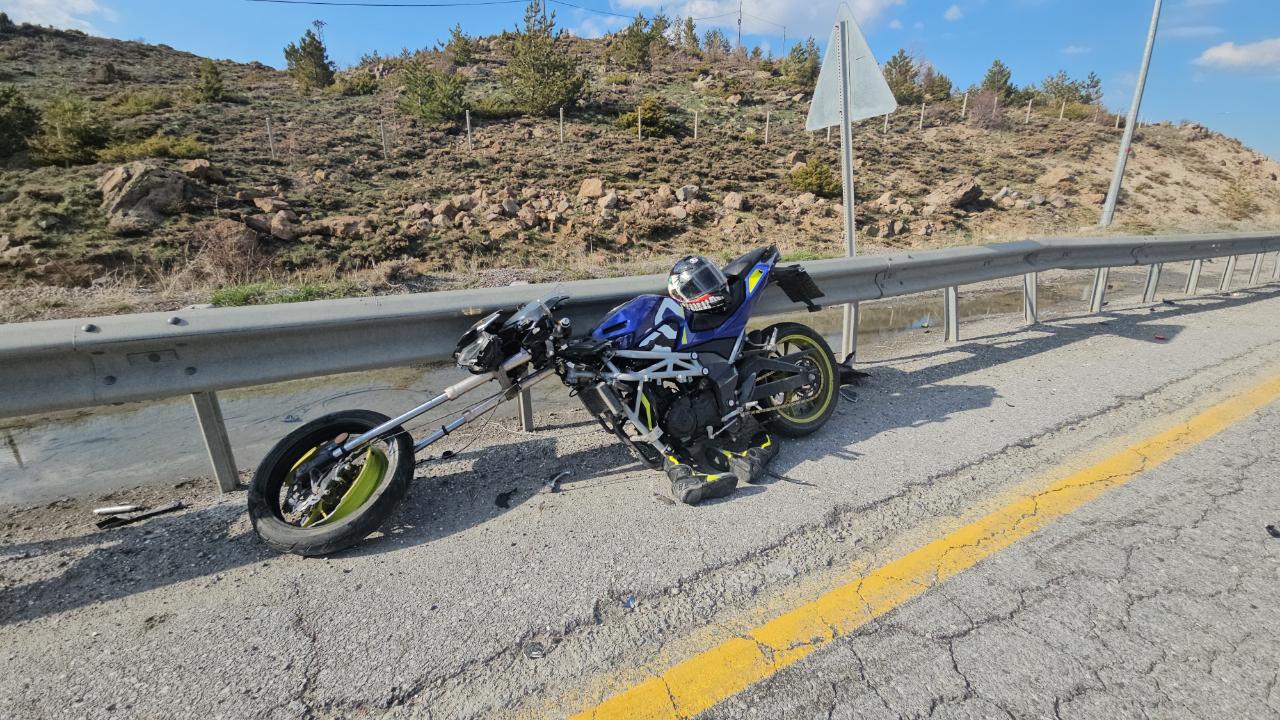 MOTOSİKLET BARİYERE ÇARPTI