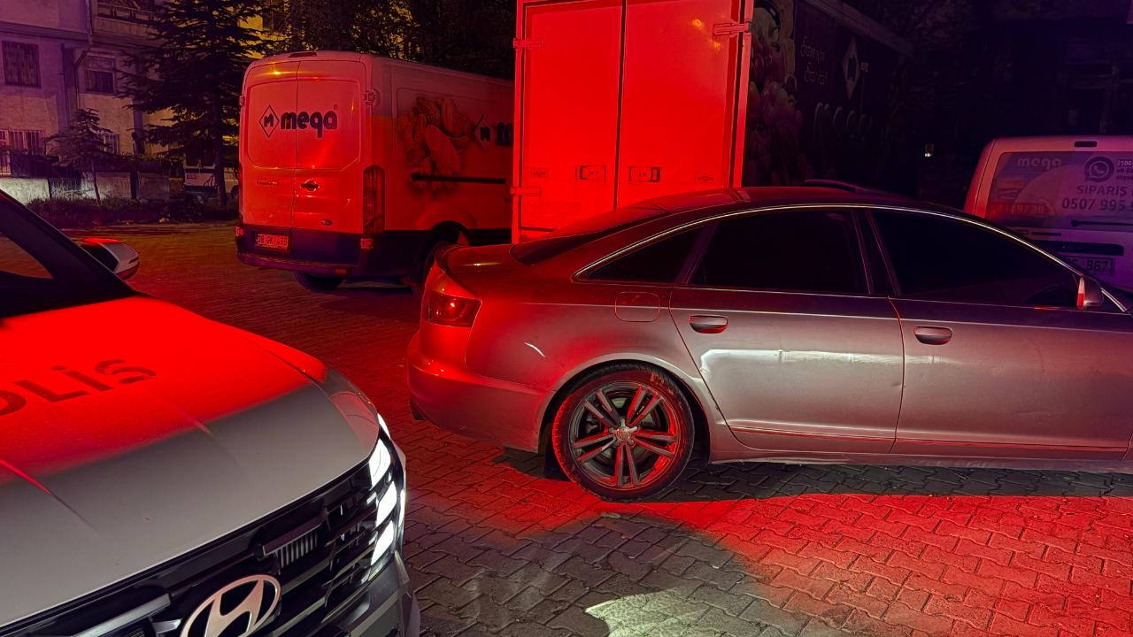 OTOMOBİLİ BIRAKIP KAÇTI