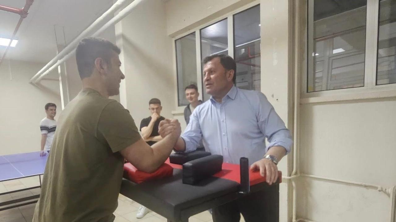 KABAKCI; ÖĞRENCİLERLE BİLEK GÜREŞİ YAPTI